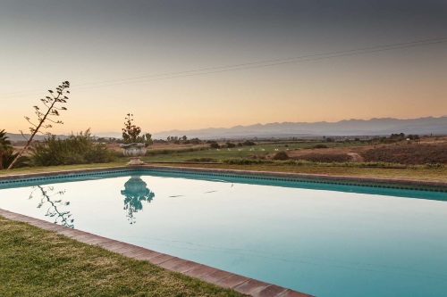 De Denne Guest House zwembad met uitzicht op omgeving